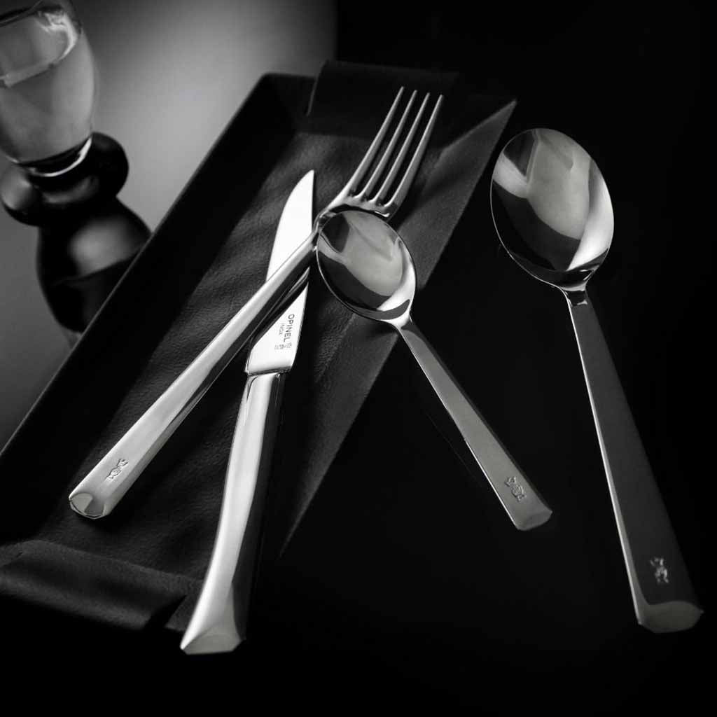 Perptue 16-Piece Flatware Collection