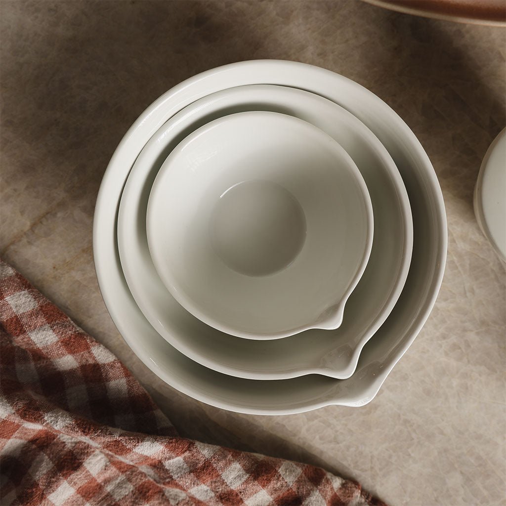 Cuenco de porcelana con pico vertedor