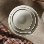 Cuenco de porcelana con pico vertedor
